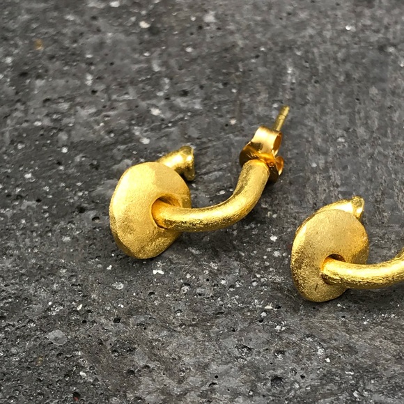 Matana Rustic design minimalist gold earrings - Picture 4 of 4